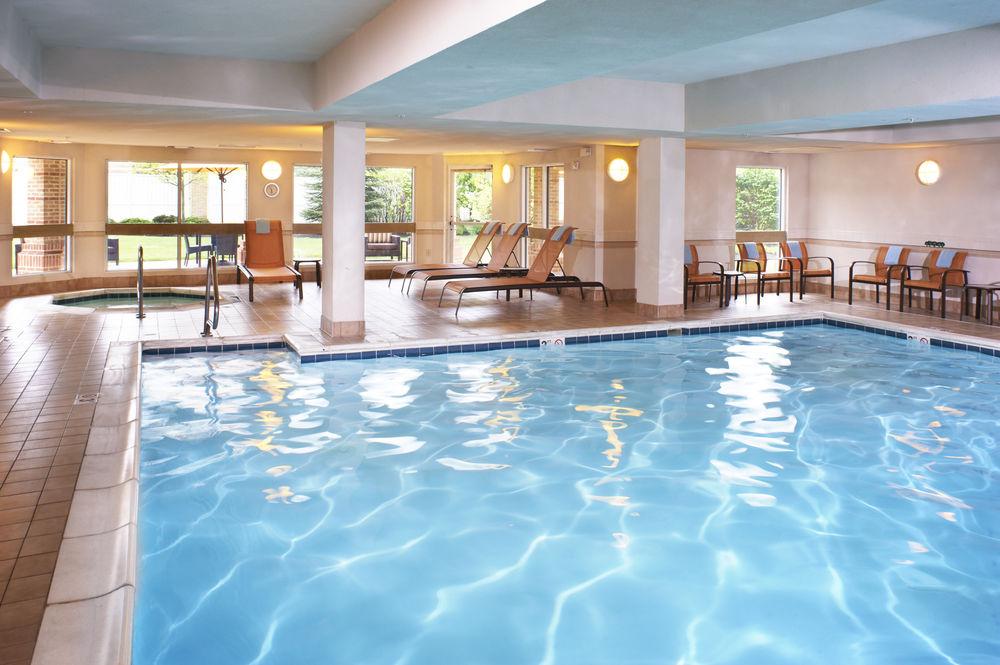 Courtyard Cleveland Airport South Hotel 3*