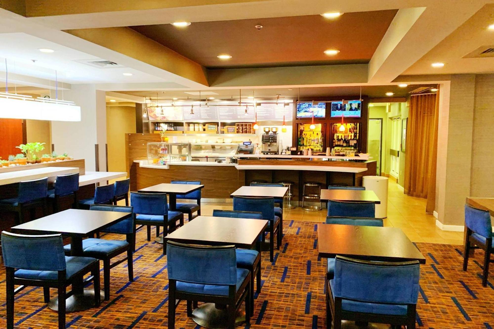 Courtyard Cleveland Airport South 3*