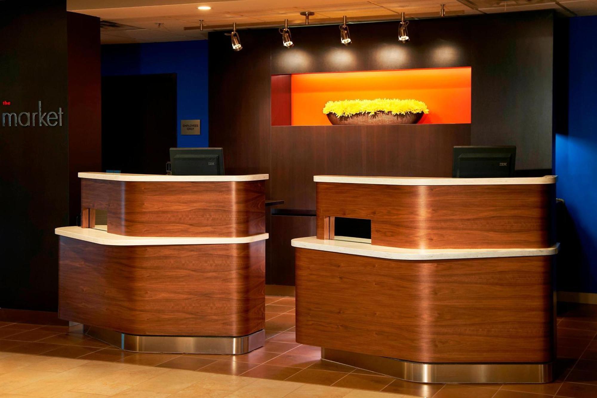 Hotel Courtyard Cleveland Airport South 3*
