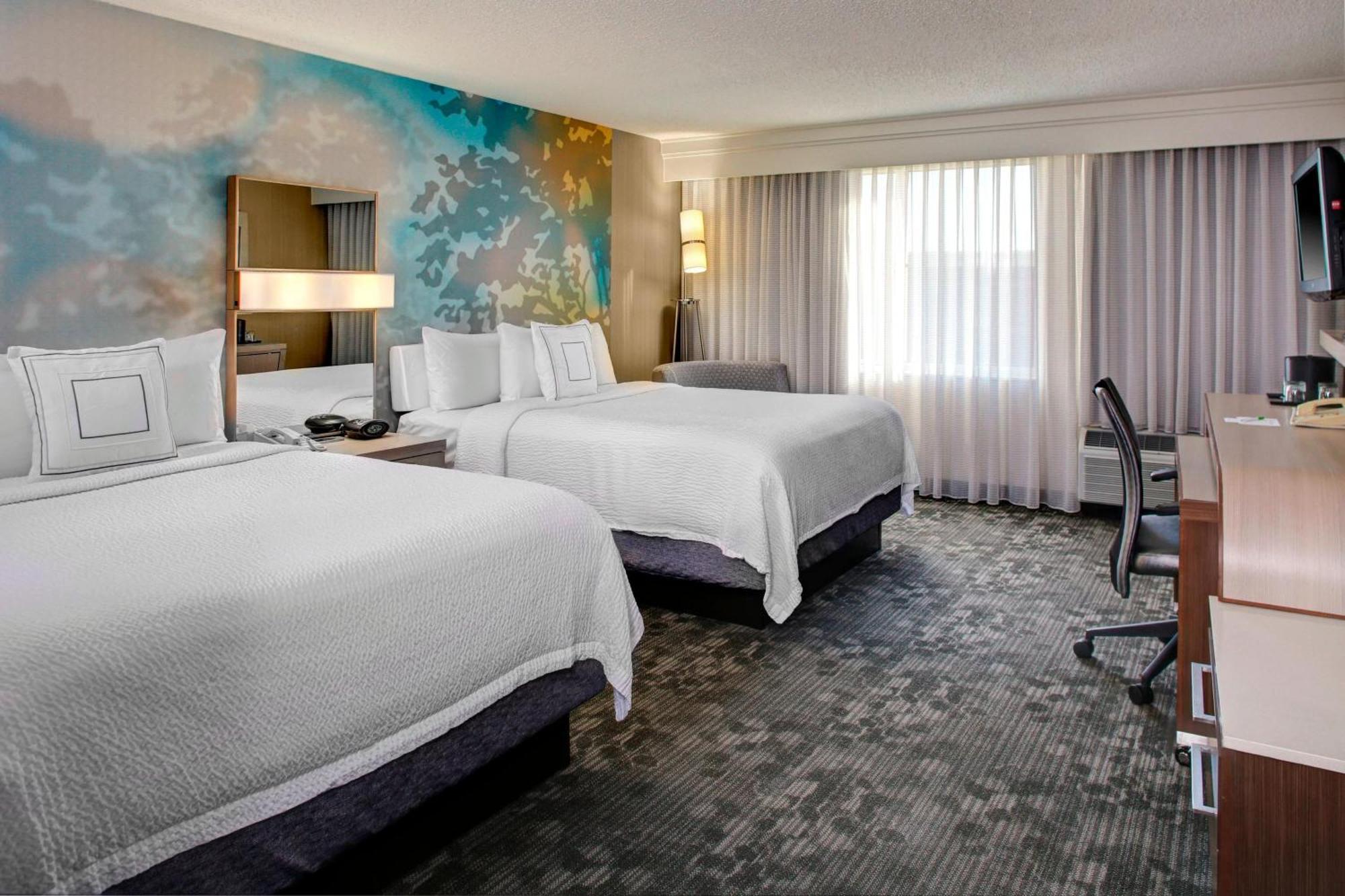 Courtyard Cleveland Airport South 3*