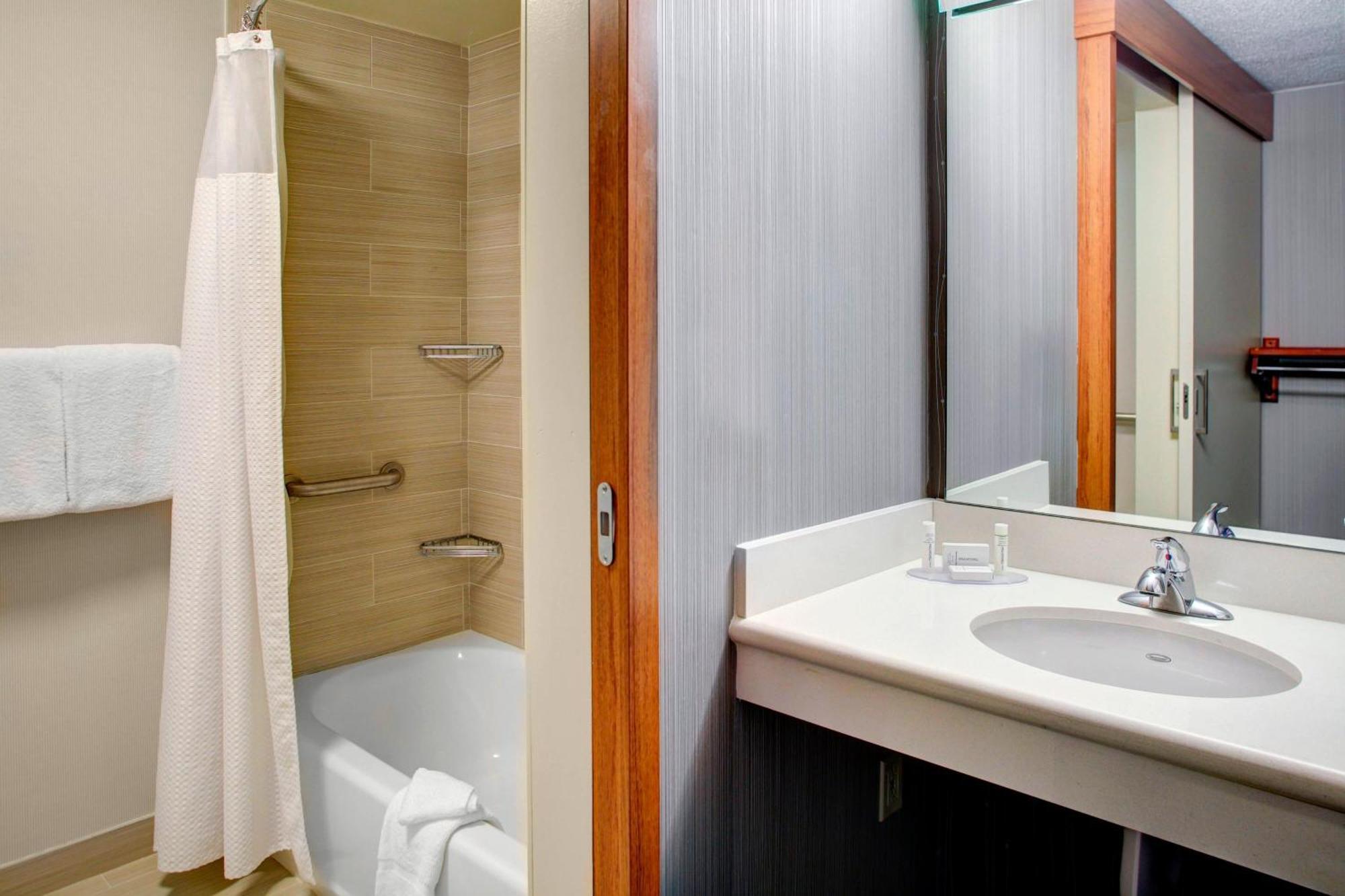 Courtyard Cleveland Airport South 3* Middleburg Heights