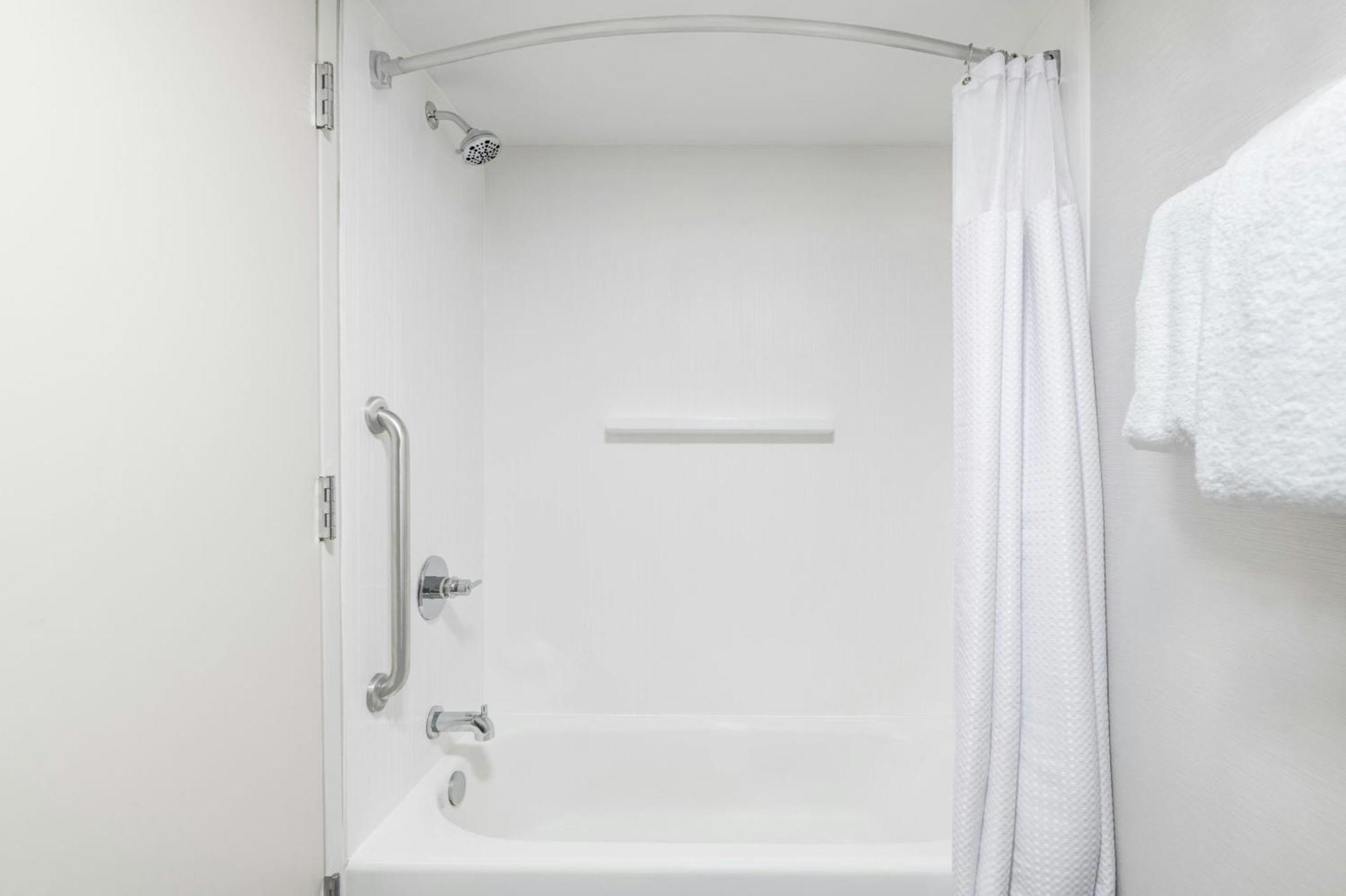 Courtyard Cleveland Airport South 3* Middleburg Heights