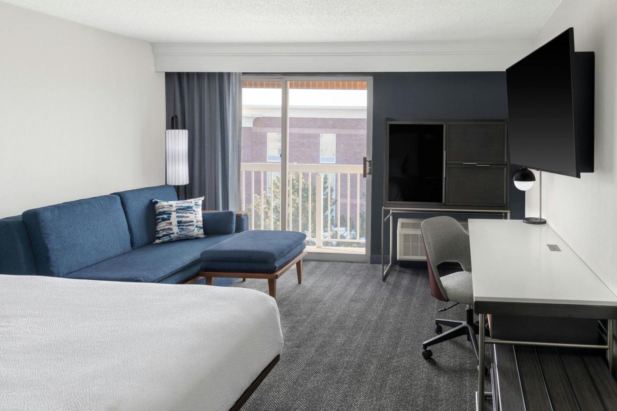 Courtyard Cleveland Airport South Hotel 3*