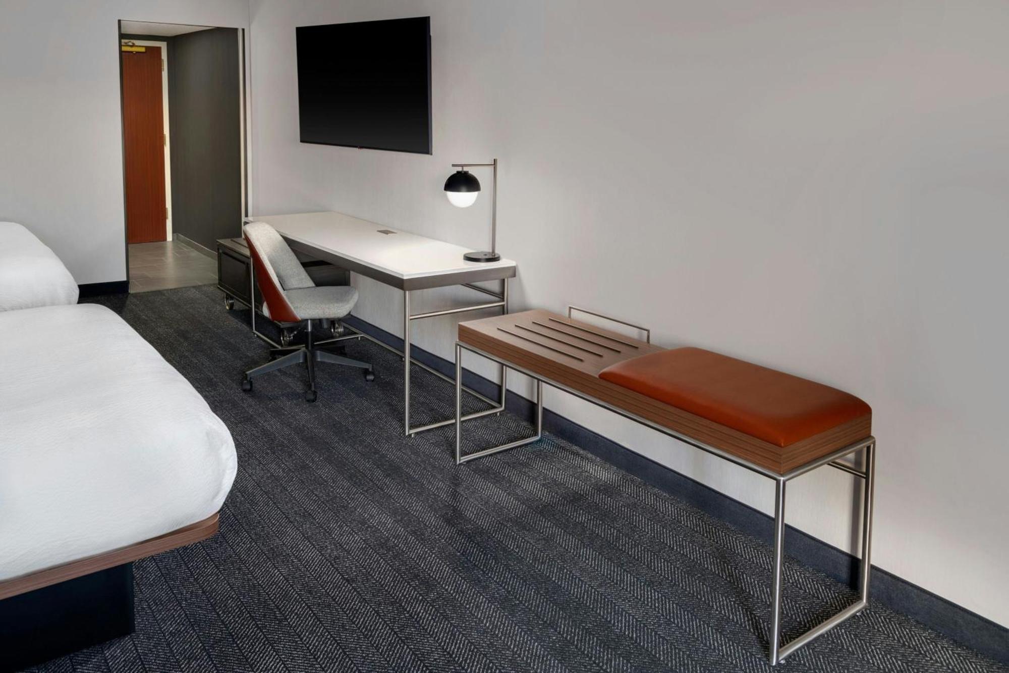 Courtyard Cleveland Airport South 3*