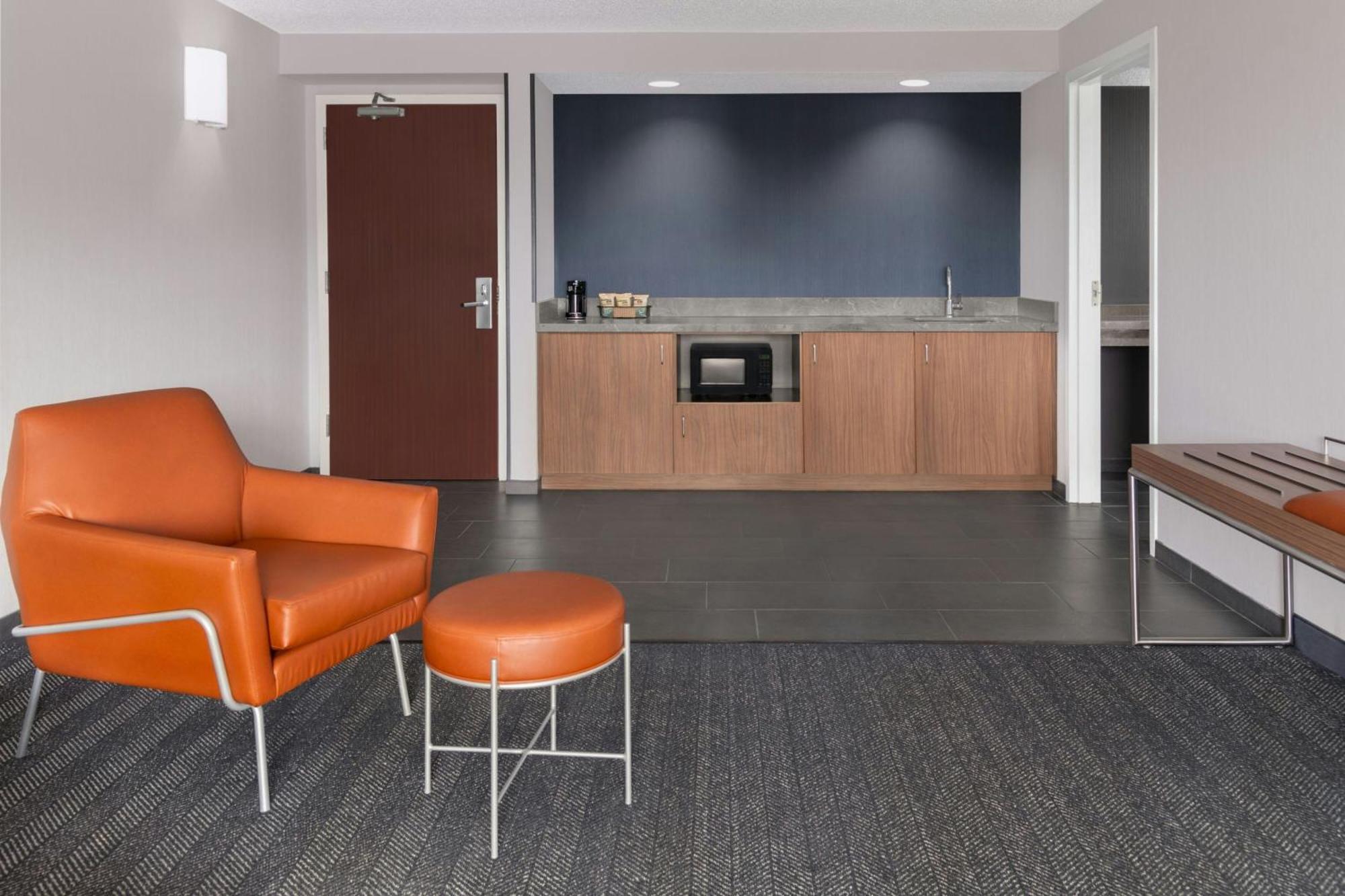 Courtyard Cleveland Airport South Hotel 3*