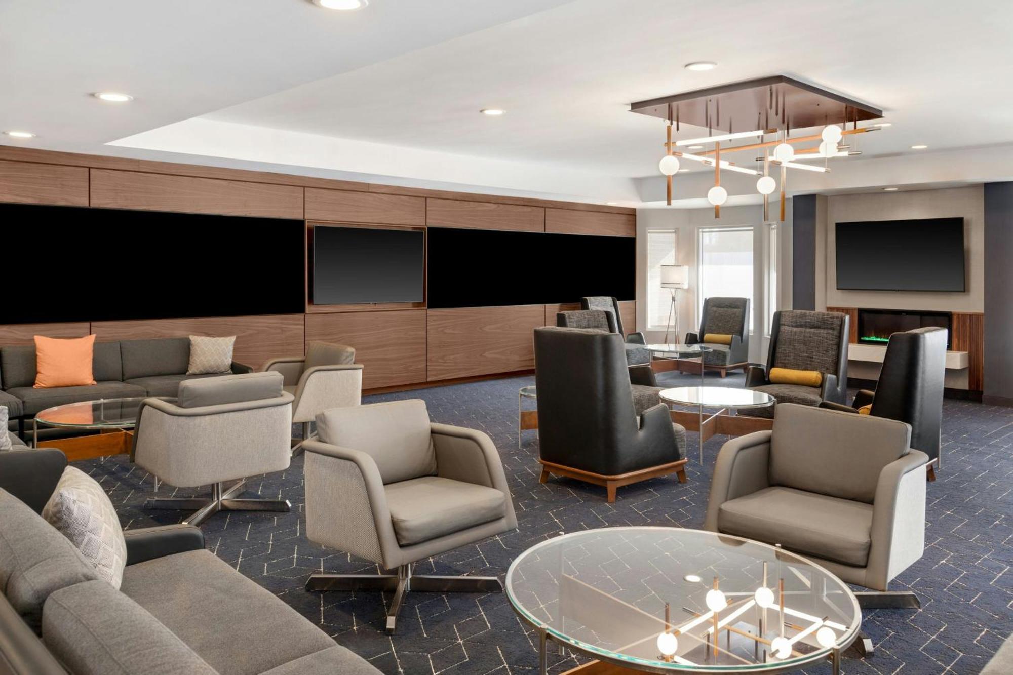 Courtyard Cleveland Airport South Hotel 3*