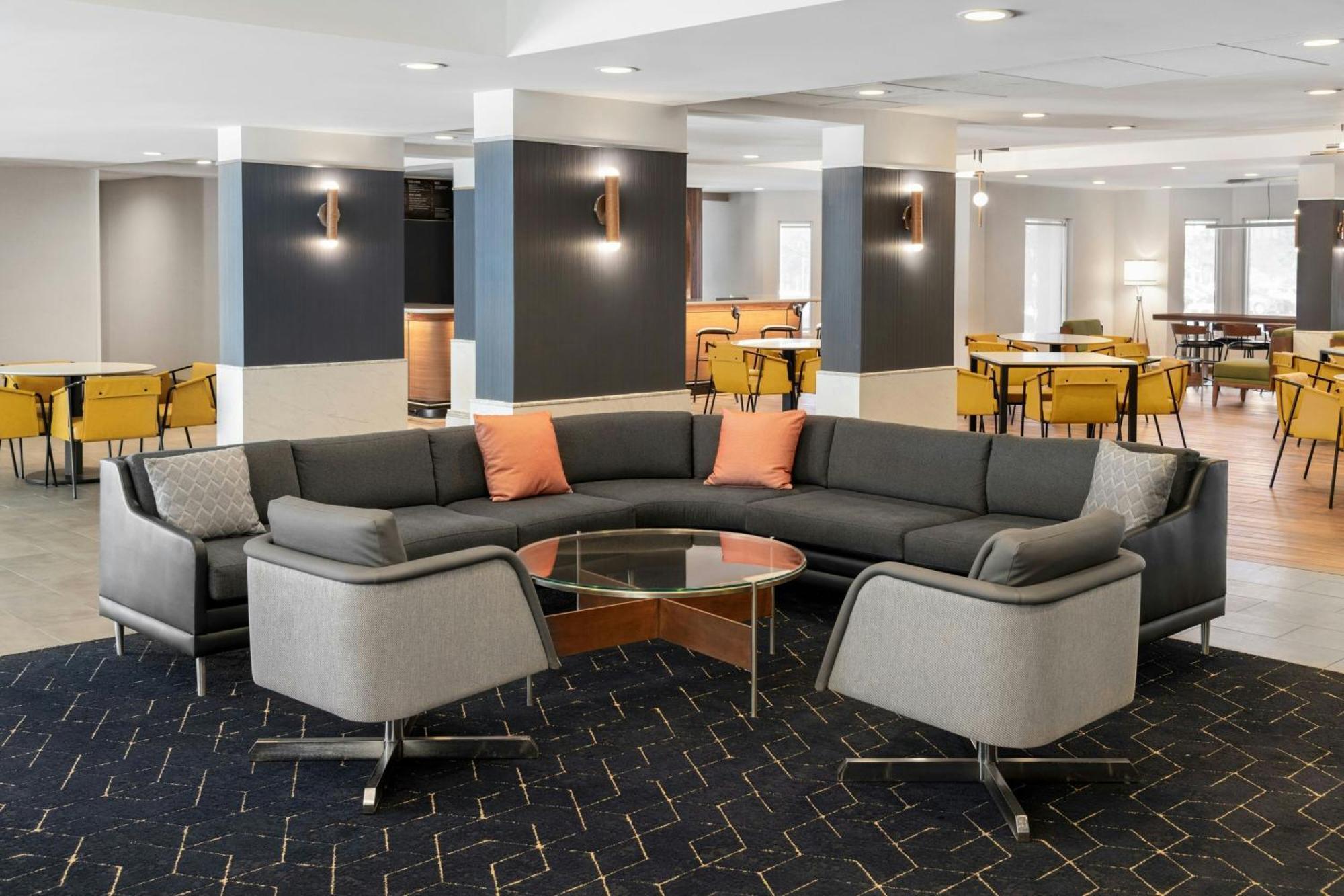 Courtyard Cleveland Airport South 3*