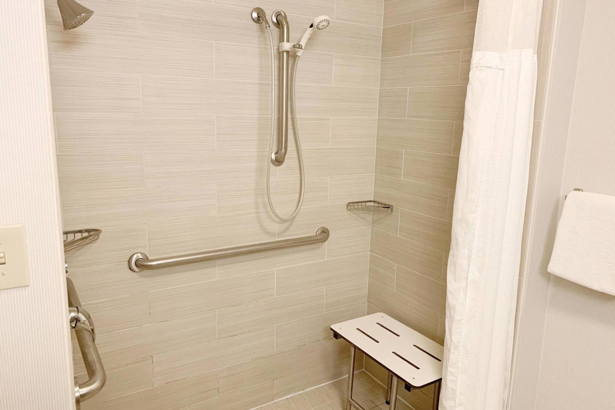 Courtyard Cleveland Airport South Hotel 3*