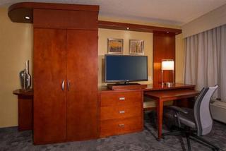Courtyard Cleveland Airport South 3*