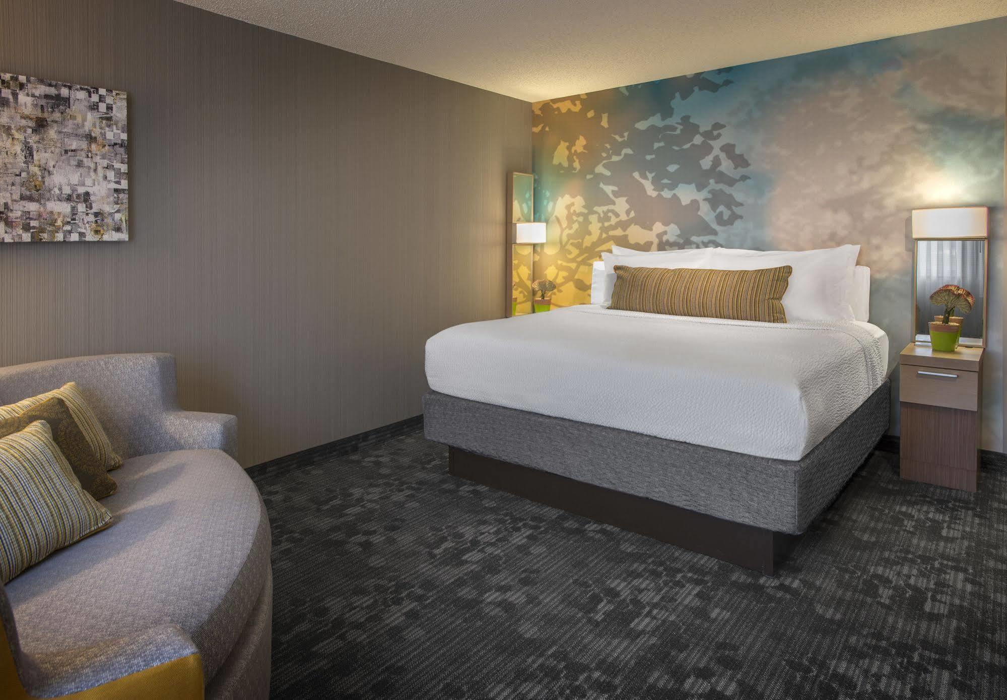 Courtyard Cleveland Airport South 3* Middleburg Heights